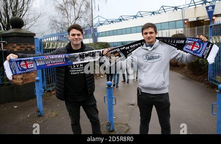 Fans vor dem Stadion halten Halb- und Halb-Schals hoch Stockfoto