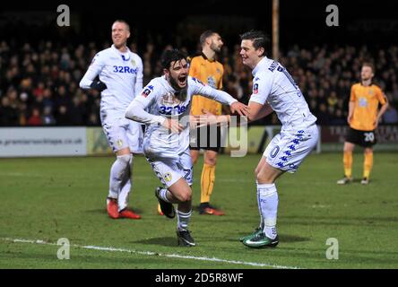 Alex Mowatt von Leeds United (links) feiert den zweiten Platz seiner Seite Tor mit Marcus Antonsson Stockfoto