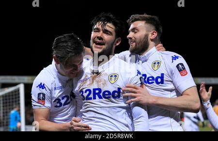 Alex Mowatt (Mitte) von Leeds United feiert den zweiten Platz seiner Seite Tor mit Marcus Antonsson (links) und Stuart Dallas Stockfoto