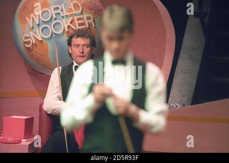 Jimmy White (Hintergrund) und Stephen Hendry treten beim Embassy World Snooker Finale im Crucible, Sheffield, an. Stockfoto