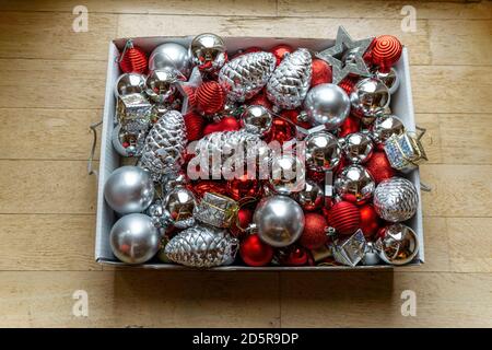 Rote und silberne Weihnachtskugeln in einer Schachtel Stockfoto