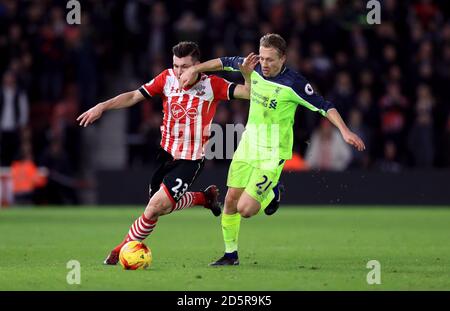 Southampton's Pierre-Emile Hojbjerg (links) und Liverpools Lucas Leiva kämpfen um Der Ball Stockfoto