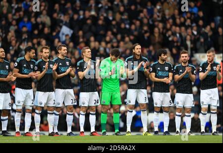 West Bromwich Albion Spieler beobachten eine Minute applaudiert für ehemalige England Manager Graham Taylor Stockfoto