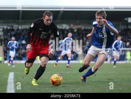 Stuart Beavon von von Coventry City (links) in Aktion mit Chesterfield's Tom Anderson Stockfoto