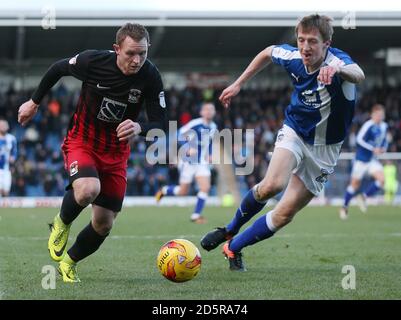 Stuart Beavon von von Coventry City (links) in Aktion mit Chesterfield's Tom Anderson Stockfoto