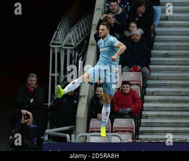 Marko Arnautovic von Stoke City feiert, nachdem er den zweiten Platz seiner Seite erreicht hat Ziel Stockfoto