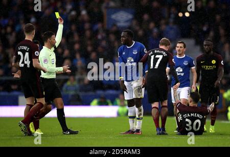 Everton's Romelu Lukaku (Mitte) ist nach einem Zusammenstoß mit ausgebucht Nicolas Otamendi von Manchester City (unten) von Matchschiedsrichter Mark Clattenburg (Zweiter links) Stockfoto