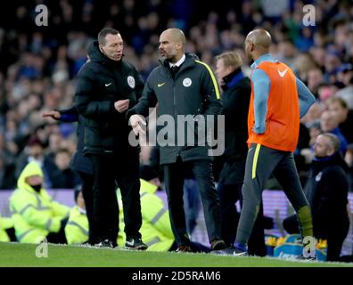 Manchester City Manager Pep Guardiola (Mitte) spricht mit dem vierten Beamten Kevin Friend nach dem Zusammenstoß von Nicolas Otamendi aus Manchester City Und Evertons Romelu Lukaku Stockfoto