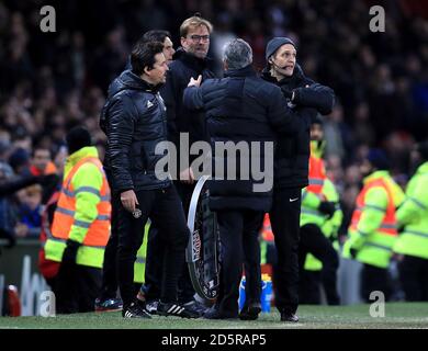 Manchester United Manager Jose Mourinho (vorne) und Liverpool Manager Jurgen Klopp (Rückseite) tauscht Wörter aus Stockfoto