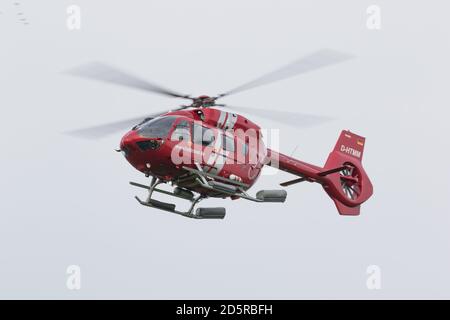 Hubschrauber, der Passagier zu und von den friesischen Inseln bringt. Niedersachsen. Deutschland. Oktober 2020 Stockfoto