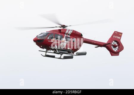 Hubschrauber, der Passagier zu und von den friesischen Inseln bringt. Niedersachsen. Deutschland. Oktober 2020 Stockfoto