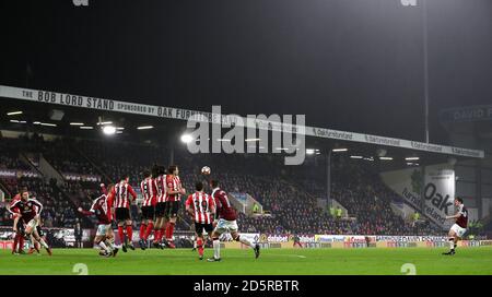 Burnleys Joey Barton (rechts) nimmt einen Freistoß Stockfoto