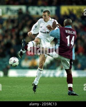 Lee Bowyer von Leeds United fordert den Ball mit Ian Wright von West Ham United. Stockfoto