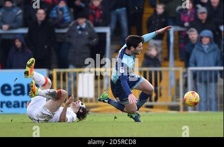 Danny Hylton von Luton Town wird von Wycombe Wanderers' Joe angegangen Jacobson Stockfoto