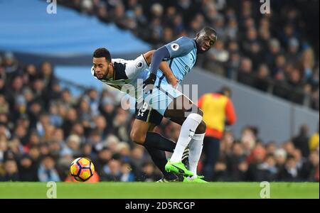 Die Yaya Toure von Manchester City kämpft gegen die Mousa Dembele von Tottenham Hotspur Stockfoto