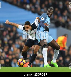 Die Yaya Toure von Manchester City kämpft gegen die Mousa Dembele von Tottenham Hotspur Stockfoto