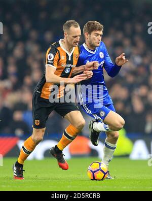 David Meyler von Hull City (links) und Marcos Alonso von Chelsea kämpfen Für den Ball Stockfoto