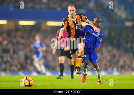 Hull City's David Meyler (links) und Chelsea's N'Golo Kante Schlacht Für den Ball Stockfoto