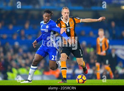 Chelsea's Michy Batshuayi (links) und Hull City's David Meyler Schlacht Für den Ball Stockfoto