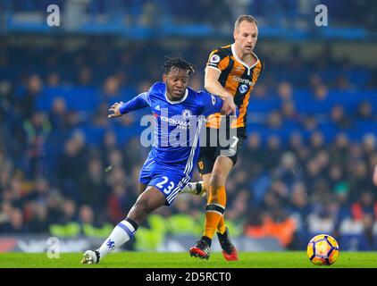 Chelsea's Michy Batshuayi (links) und Hull City's David Meyler Schlacht Für den Ball Stockfoto