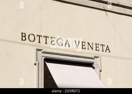 Bottega Veneta Schild des Geschäfts befindet sich im Mailänder Modeviertel. Bottega Veneta ist eine italienische Luxusmarke und High Fashion Marke. Milan, Italien - 01 Stockfoto