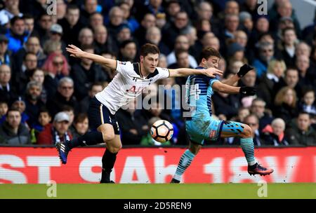 Ben Davies von Tottenham Hotspur (links) und Scott Kashket von Wycombe Wanderers (Rechts) Kampf um den Ball Stockfoto