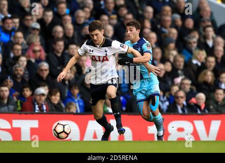 Ben Davies von Tottenham Hotspur (links) und Scott Kashket von Wycombe Wanderers (Rechts) Kampf um den Ball Stockfoto