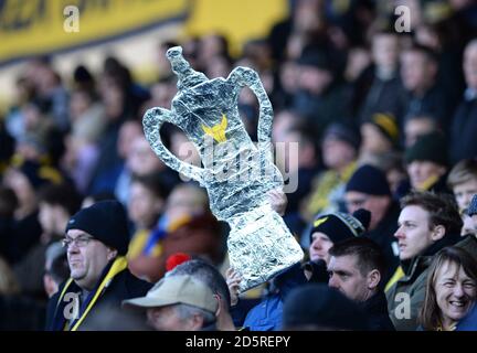 Oxford United Fans halten einen FA-Becher aus Pappe hoch Stockfoto