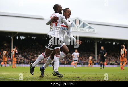 Fulhams Ryan Sessegnon (rechts) feiert das dritte Tor seiner Seite Des Spiels mit Sone Aluko Stockfoto