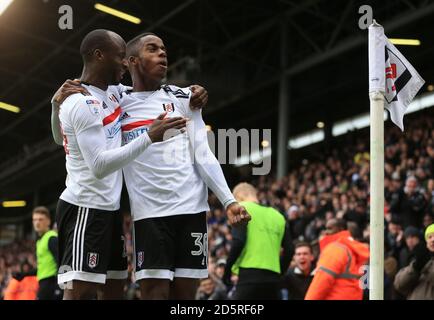 Fulhams Ryan Sessegnon (rechts) feiert das dritte Tor seiner Seite Des Spiels mit Sone Aluko Stockfoto