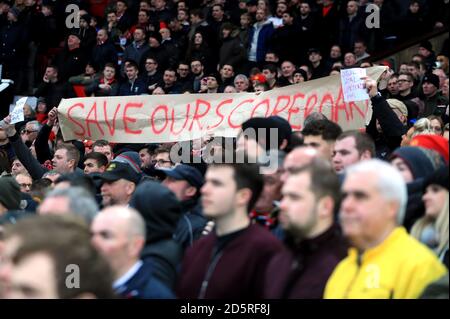 Ein Manchester United-Fan hält Zeichen auf, die gegen den Verlust protestieren Ihre Sitze Stockfoto