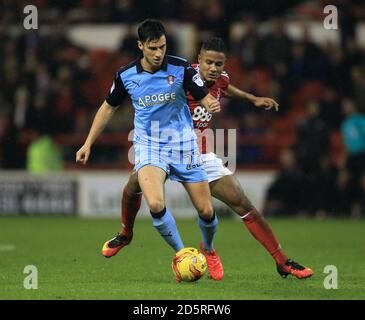 Michael Mancienne von Nottingham Forest und Stephen Kelly Battle von Rotherham United Für den Ball Stockfoto