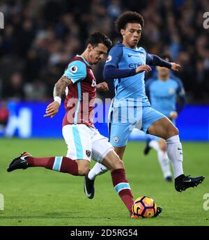 Jose Fonte von West Ham United (links) und Leroy von Manchester City Gesund in Aktion Stockfoto