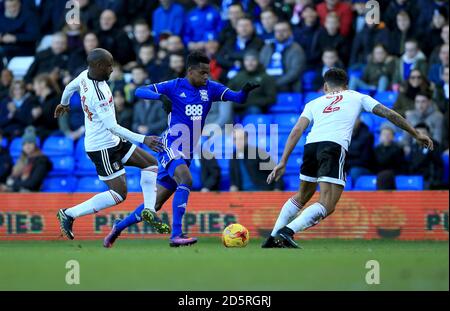 Birmingham City's Cheick Keita (Zentrum) und Fulham's Sone Aluko (links) Und Ryan Fredericks kämpfen um den Ball Stockfoto