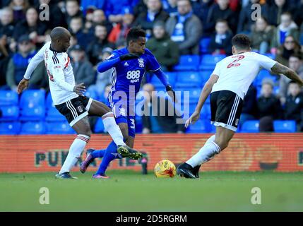 Birmingham City's Cheick Keita (Zentrum) und Fulham's Sone Aluko (links) Und Ryan Fredericks kämpfen um den Ball Stockfoto