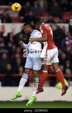 Jonathan Kodija von Aston Villa (links) und Michael Mancienne von Nottingham Forest (Rechts) Kampf um den Ball Stockfoto