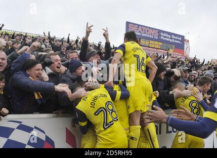 Die Spieler von Oxford United feiern den 2-1. Spielerwechsel gegen Swindon Town Stockfoto