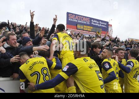 Die Spieler von Oxford United feiern den 2-1. Spielerwechsel gegen Swindon Town Stockfoto