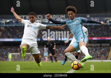 Kyle Naughton von Swansea City (links) und Leroy Sane von 'Manchester City' Kampf um den Ball Stockfoto