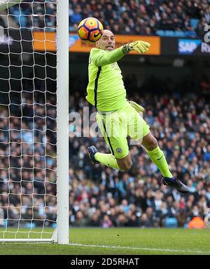 Manchester City Torhüter Willy Caballero macht eine Rettung aus einem Freistoß Stockfoto