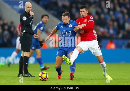 Daniel Drinkwater von Leicester City (links) und Chris Smalling von Manchester United Kampf um den Ball Stockfoto