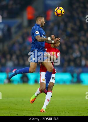 Danny Simpson von Leicester City (links) und Marcus Rashford von Manchester United Kampf um den Ball Stockfoto