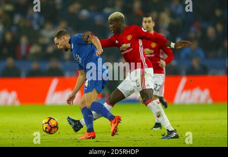 Daniel Drinkwater von Leicester City (links) und Paul Pogba von Manchester United Kampf um den Ball Stockfoto