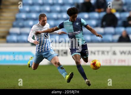 Stuart Beavon (links) von Coventry City und Sido Jombati von Wycombe Wanderers Kampf um den Ball Stockfoto