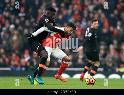 Alex Oxlade-Chamberlain von Arsenal (rechts) und Alfred N'Diaye von Hull City (links) Kampf um den Ball Stockfoto