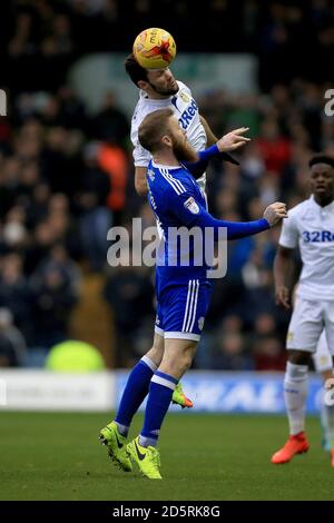 Leeds United's Alfonso Pedraza (Top) und Cardiff City's Aron Gunnarsson bestreiten einen Header. Stockfoto