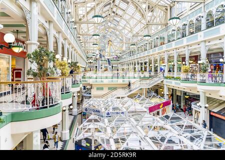 Dublin, Irland, April 2019 Menschen einkaufen im Stephens Green Shopping Centre. Moderner Komplex in der Grafton Street, dem berühmten Einkaufsviertel Stockfoto