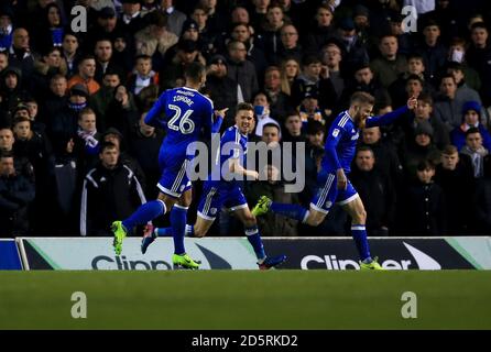 Aron Gunnarsson (rechts) von Cardiff City feiert, nachdem Kenneth Zohore punktet Seine Seiten zweites Tor Stockfoto