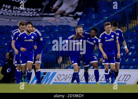 Kenneth Zohore (Mitte rechts) von Cardiff City feiert mit seinem Mannschaftskollegen Aron Gunnarsson, nachdem er seinen Beiden das zweite Tor schießt. Stockfoto