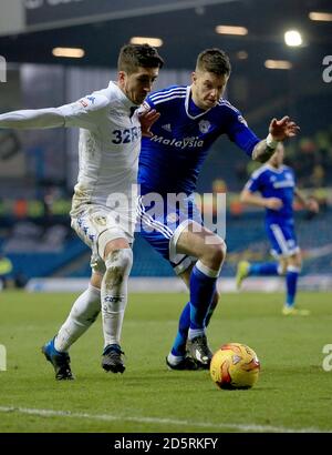 Pablo Hernandez von Leeds United (links) und Greg Halford von Cardiff City Kampf um den Ball Stockfoto